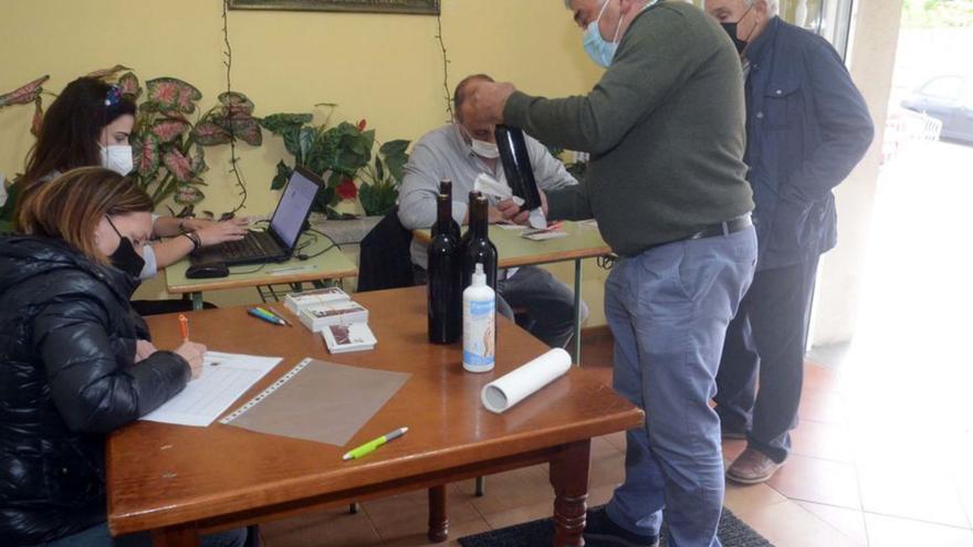 Entrega de los caldos participantes en la edición del pasado año.