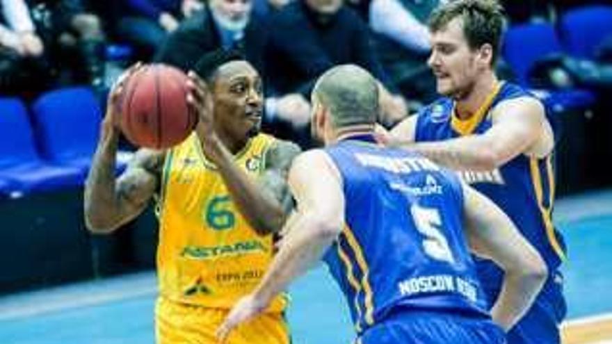 Kenny Hayes, con el balón en las manos, ante el excajista, Zoran Dragic y Augustine, del Khimki.