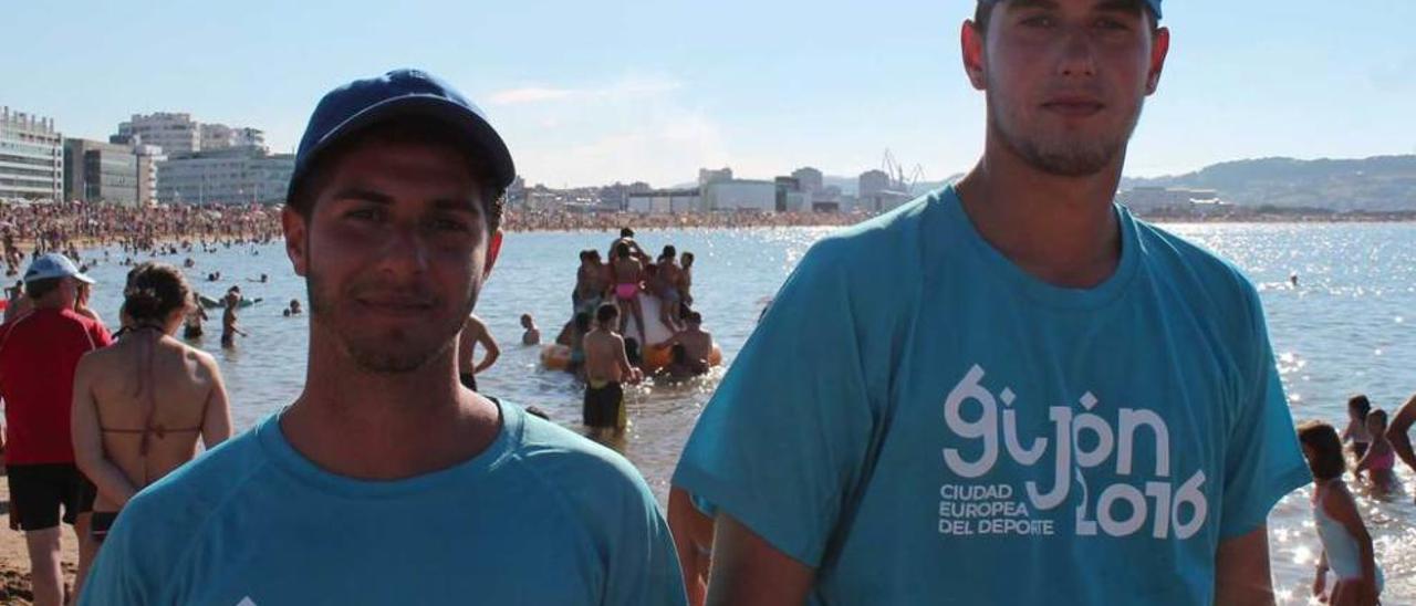 A pie de playa. Rubén Sanjosé, a la izquierda, y Roberto Álvarez trabajarán durante este mes en los hinchables de la playa de Poniente de Gijón, para &quot;sacarnos un dinero&quot;.