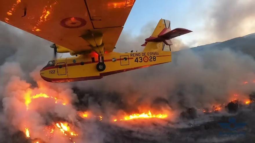 Así es la espectacular maniobra de los hidroaviones sobre el incendio en Tenerife