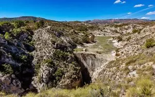Un sendero sobre la profunda garganta de Relleu