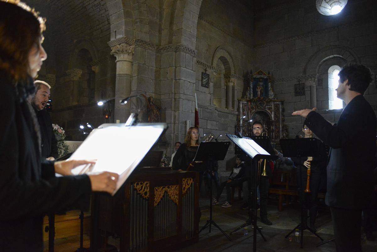 Julien Lucien-Laferrière dirigiendo al Ensemble Semura Sonora en la primera obra de Brocarte.