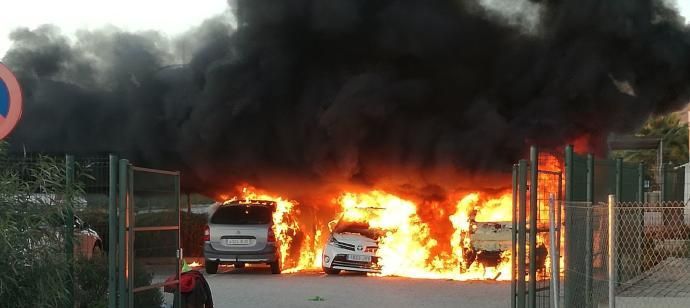 Aparatoso incendio de coches junto al peaje de La Vila