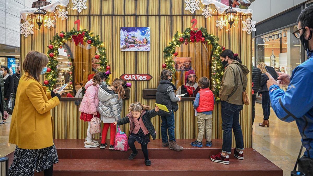 Barcelona 19 12 2020 Barcelona Primer fin de semana de centros comerciales abiertos  Ambiente general en centros comerciales  En la Illa Diagonal hay un sistema curioso para que los ninos den la carta a los reyes  a traves de un cristal  Retratar eso prioritariamente  TODOS LOS NINOS QUE APARECEN  TENGO AUTORIZACION PATERNA  AUTOR  Manu Mitru