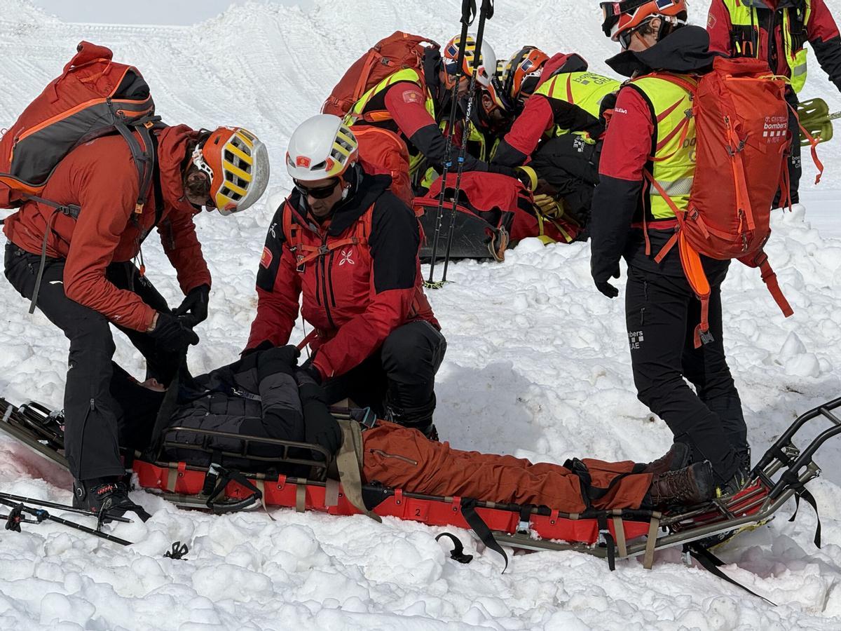 Bombers rescatant una persona en el simulacre d'allau de La Molina Bombers rescatant una persona en el simulacre d'allau de La Molina