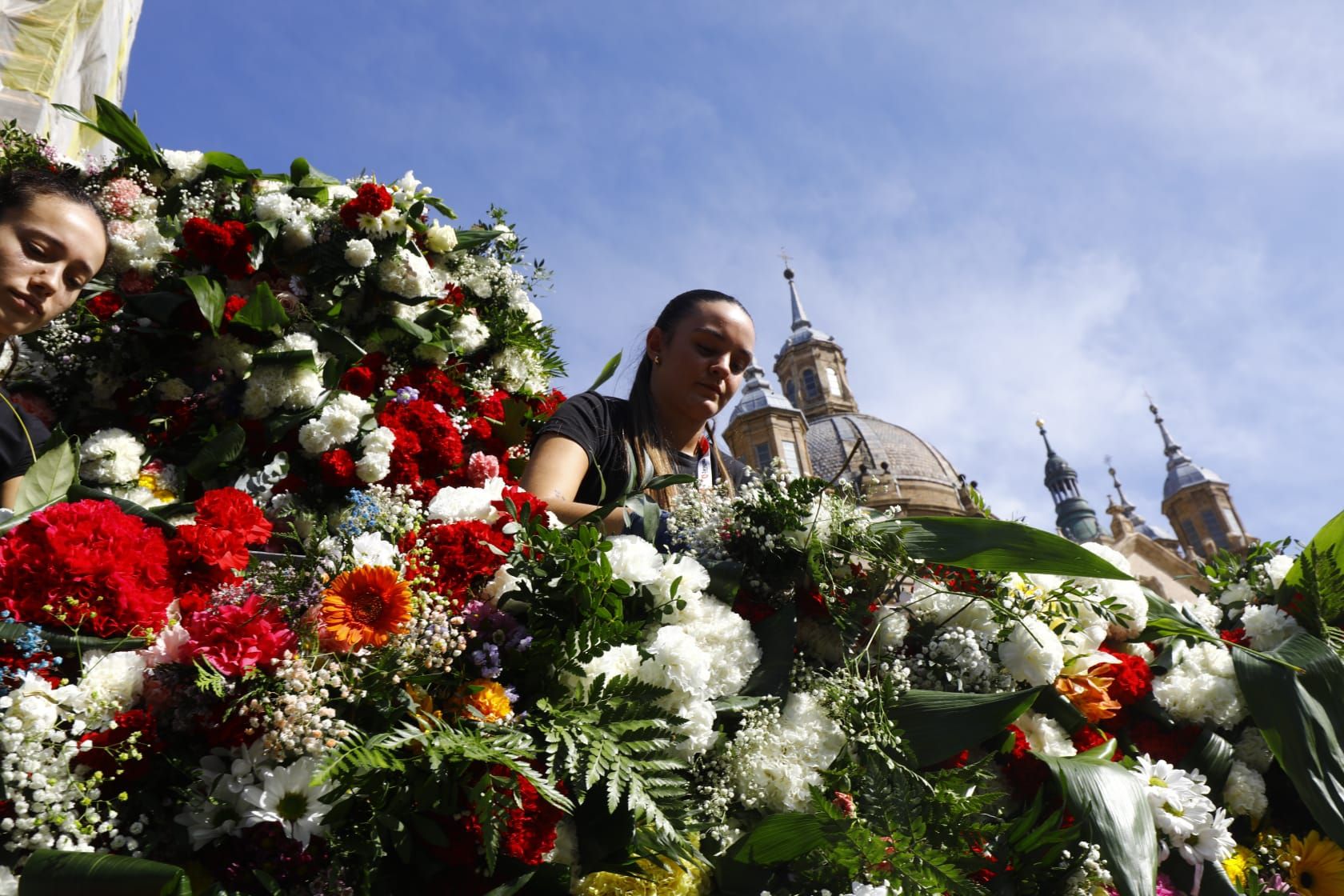 En imágenes | Zaragoza vive su día grande con la Ofrenda de Flores a la Virgen del Pilar