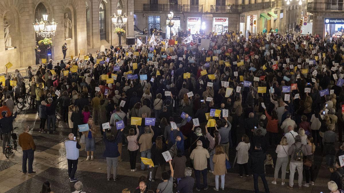 Manifestacion plataforma contra Colau Barcelona es imparable en la placa Sant Jaume.