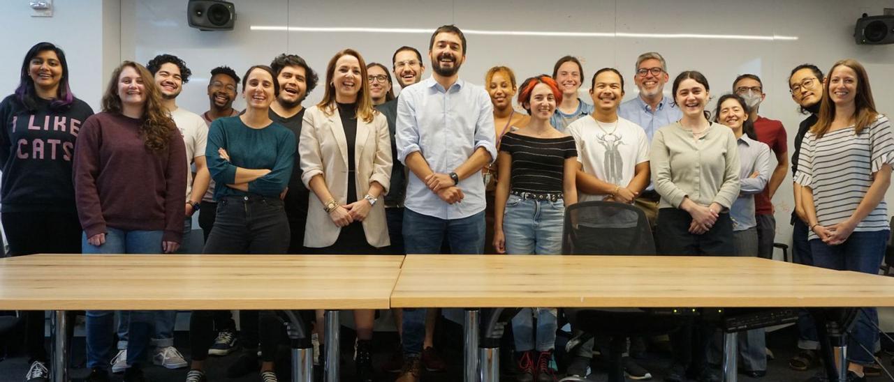 Rosalía Rodríguez, junto a Pablo Ripollés y los integrantes del grupo que lidera en el MARL.  // CEDIDA