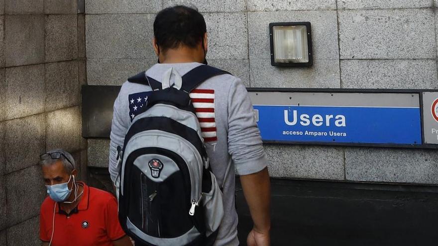 Entrada al metro de Usera, barrio confinado.