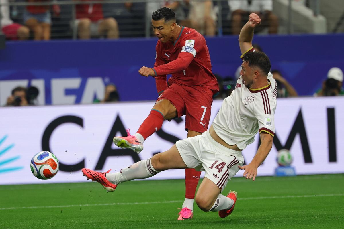 Laporte intenta quitar un balón a Cristiano Ronaldo. Laporte intenta quitar un balón a Cristiano Ronaldo.