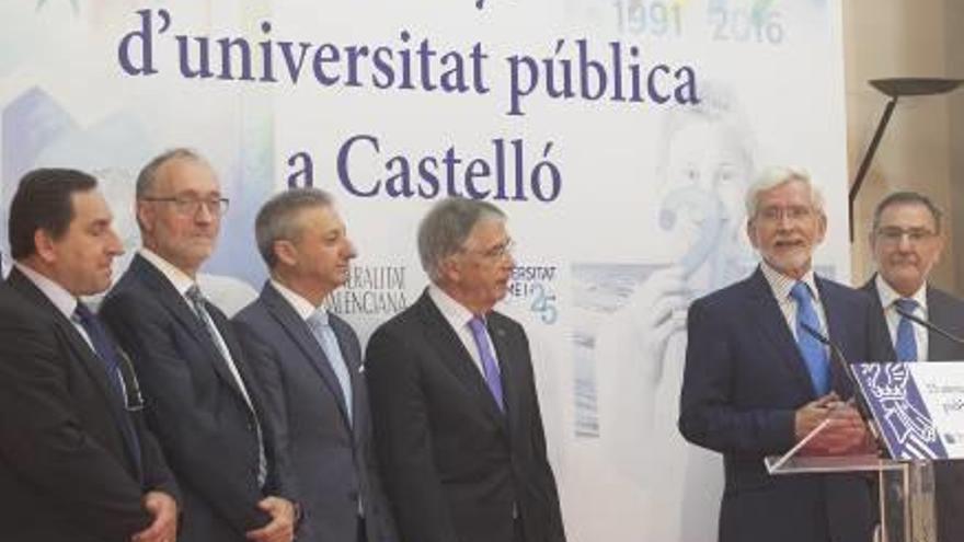 El presidente de la Generalitat Valenciana, Ximo Puig, reconoció ayer el trabajo que la Universitat Jaume I (UJI) ha realizado desde su creación hace 25 años y la calificó como un «proyecto fundamental» para entender, tanto Castelló como la Comunitat Valenciana. Puig hizo estas declaraciones en el acto de celebración del XXV aniversario de la UJI que tuvo lugar ayer en la Casa del Caragols al que también asistió el rector de la universidad, Vicent Climent, quien destacó el papel de sus antecesores así como de todos quienes hicieron posible este proyecto educativo. Asimismo, Puig destacó que la Jaume I «ha sido el motor de modernidad que necesitaba la sociedad castellonense». «Se trata de una universidad bien arraigada a Castellón, que a la vez ha mantenido el universalismo propio de una institución académica, científica y global», concluyó.