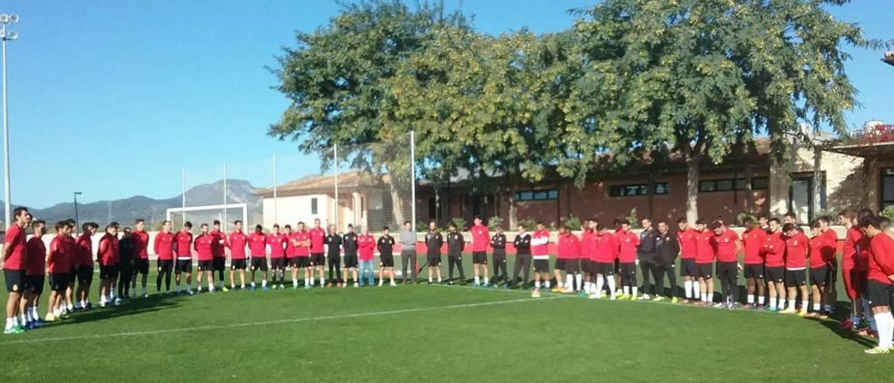 Minuto de silencio por Cléber Santana y el Chapecoense.