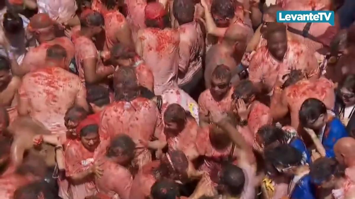 La Tomatina torna a tenyir Buñol de roig