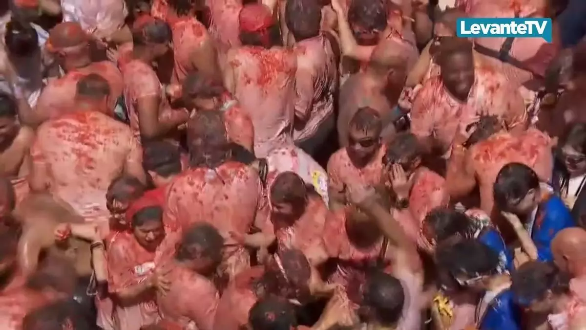La Tomatina torna a tenyir Buñol de roig