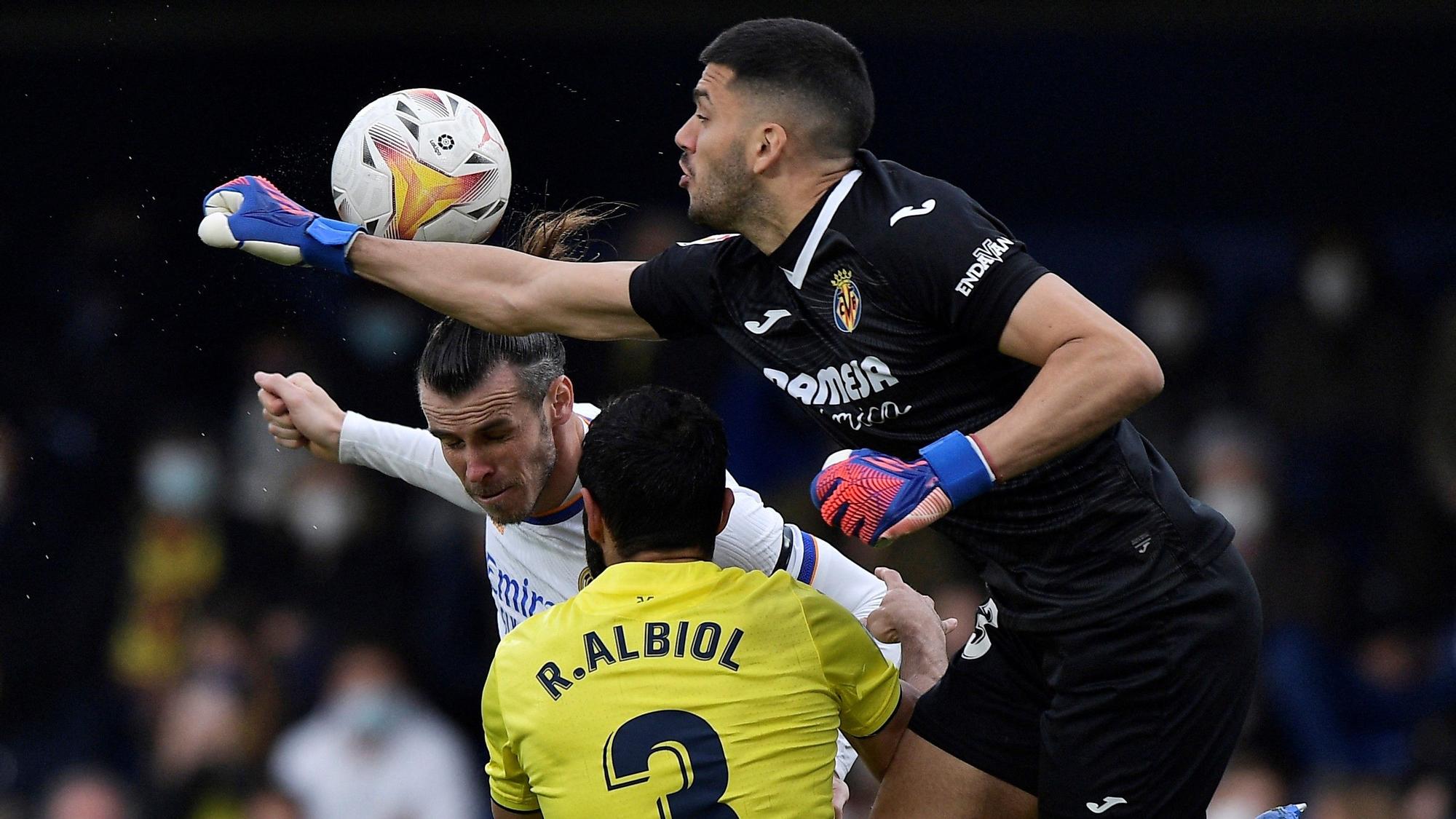 Rulli saca de puños ante Bale y Albiol.