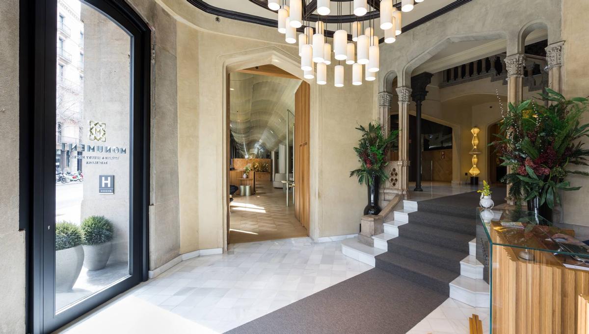 Entrada del Monument Hotel, en Mallorca con paseo de Gràcia.