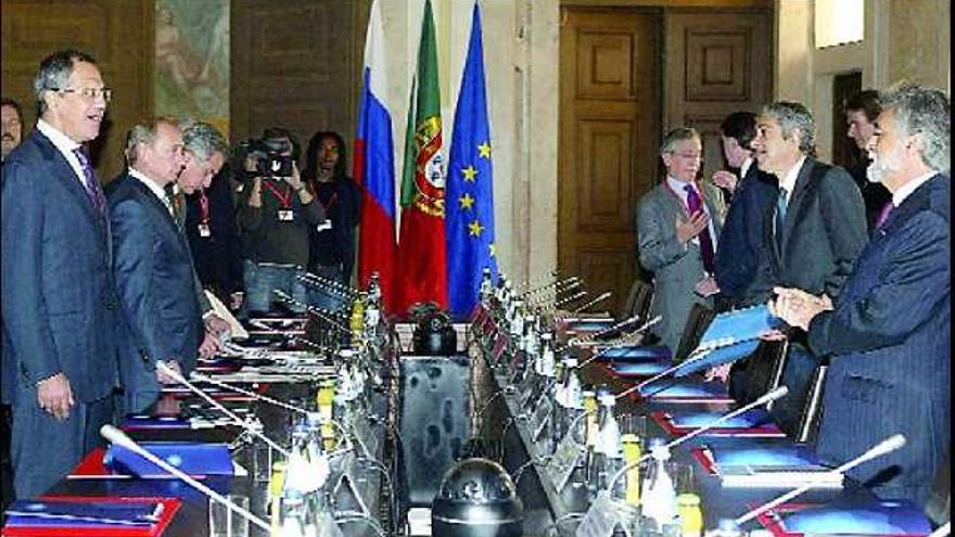 Los miembros de la UE y el primer mandatario ruso Vladimir Putin en la cumbre que se celebra en la localidad de Mafra, Lisboa