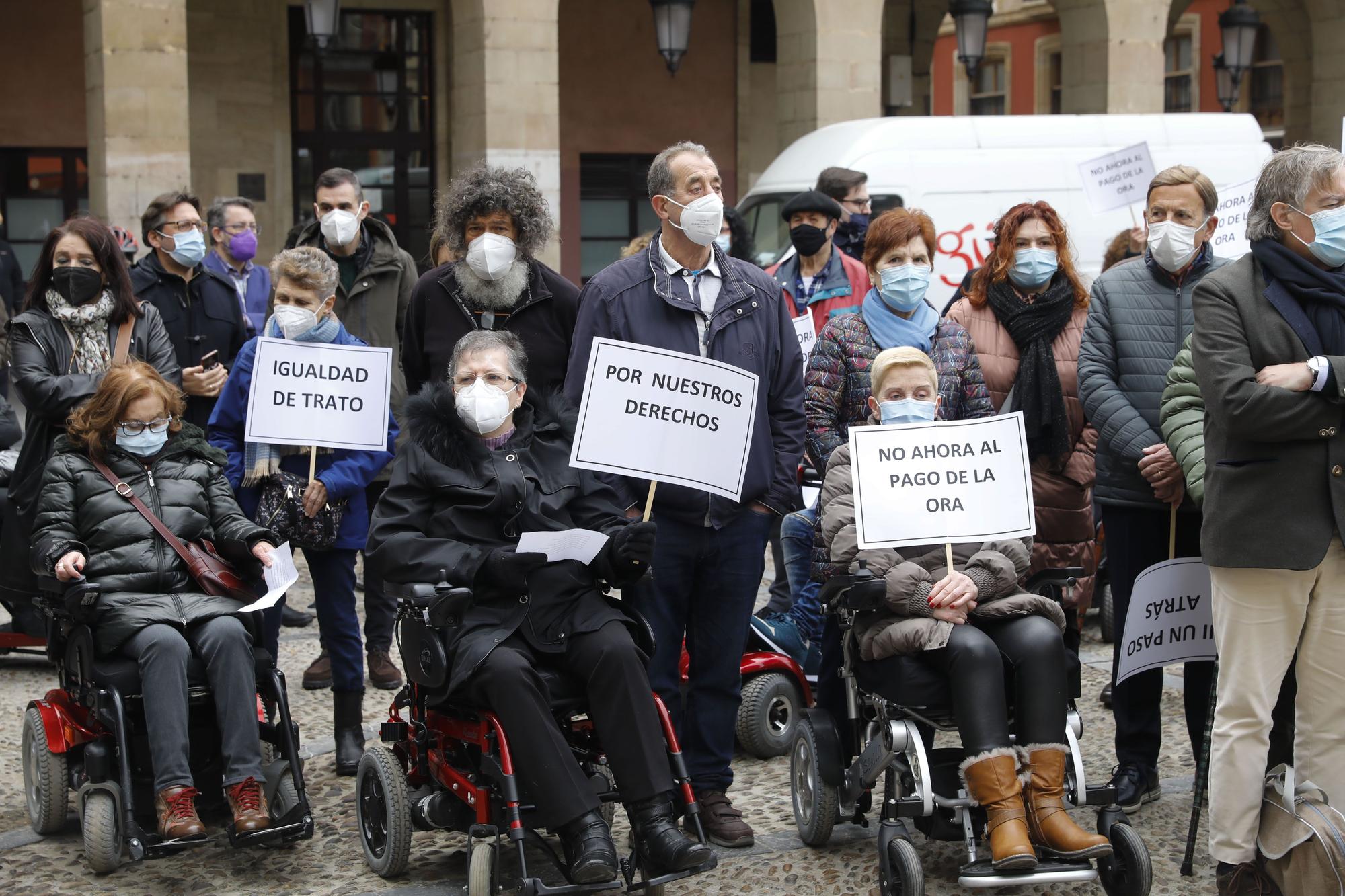 En imágenes: Concentración de personas con movilidad reducida contra la tarjeta ORA en Gijón