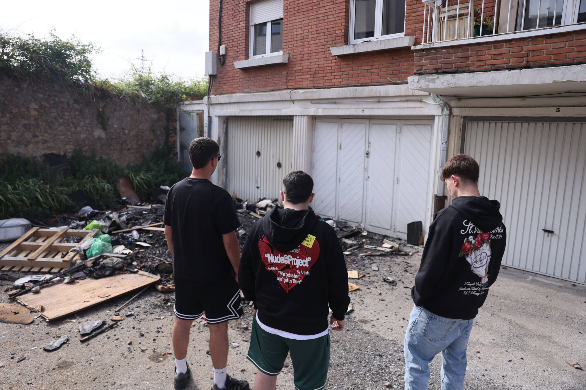 En imágenes: uno jóvenes evitan una tragedia al despertar de madrugada a los vecinos de un bloque en llamas