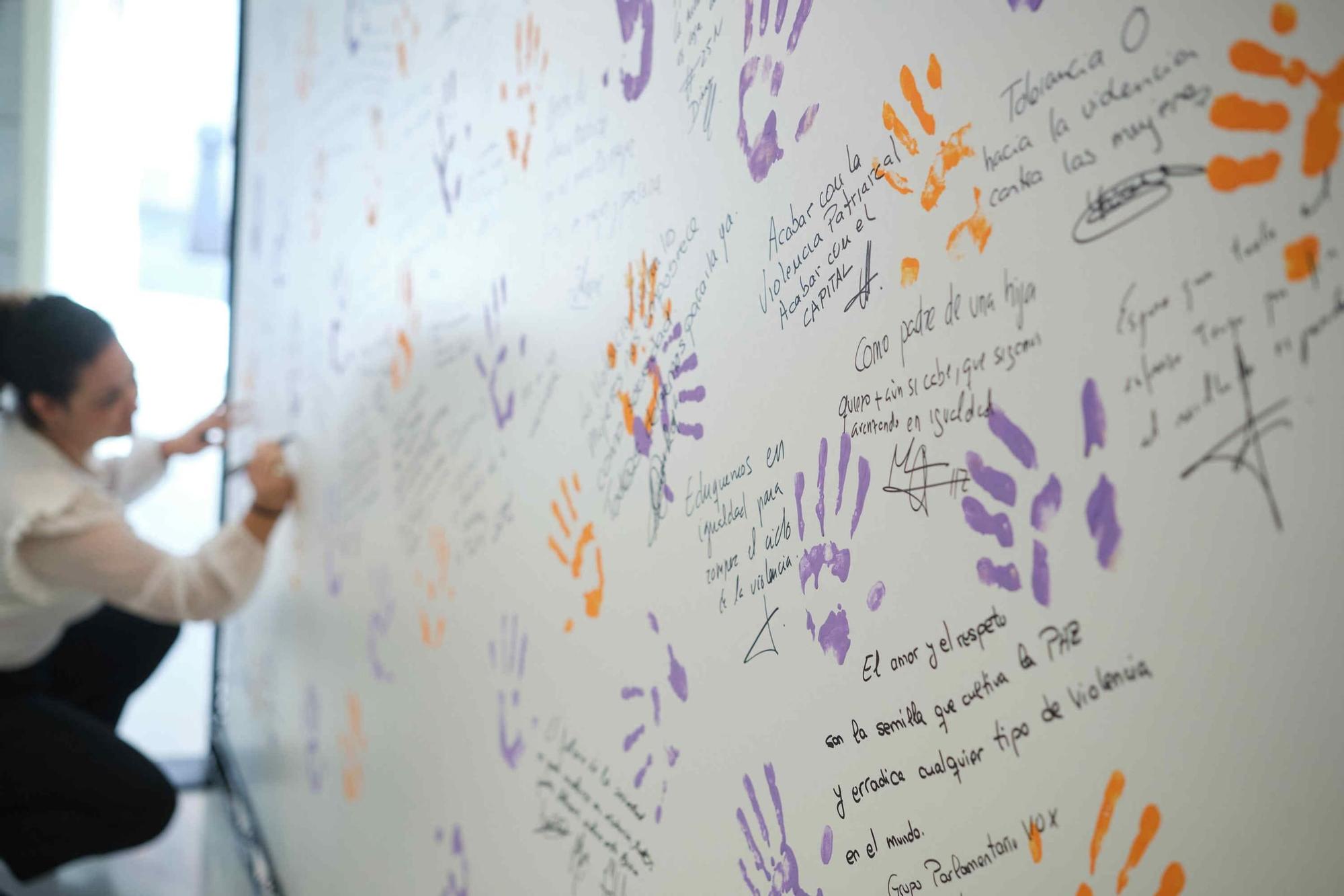 Mural contra la violencia de género en el Parlamento