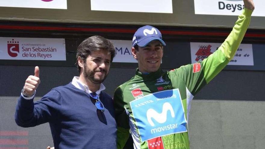 Jaime Rosón, con el maillot verde de la montaña, en el podio de San Sebastián de los Reyes.