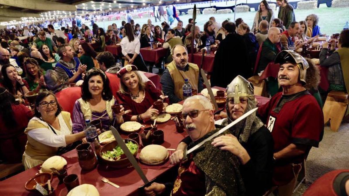 Comensales en la cena medieval