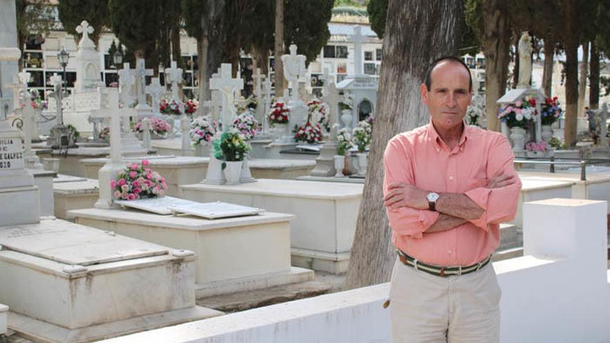 Agustín Gemar Ramos busca a un hermano que hoy tendría 46 años. En la foto, en el cementerio donde supuestamente fue enterrado.
