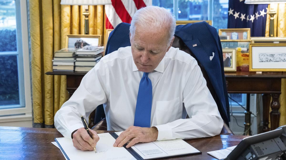 El presidente de Estados Unidos, Joe Biden, firmando un paquete de sanciones contra Rusia tras la invasión de Ucrania.