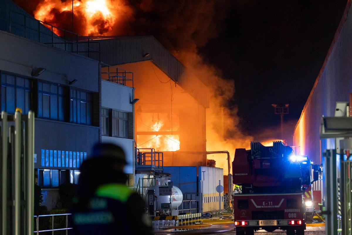 En imágenes I Incendio en la planta de Saica en Zaragoza