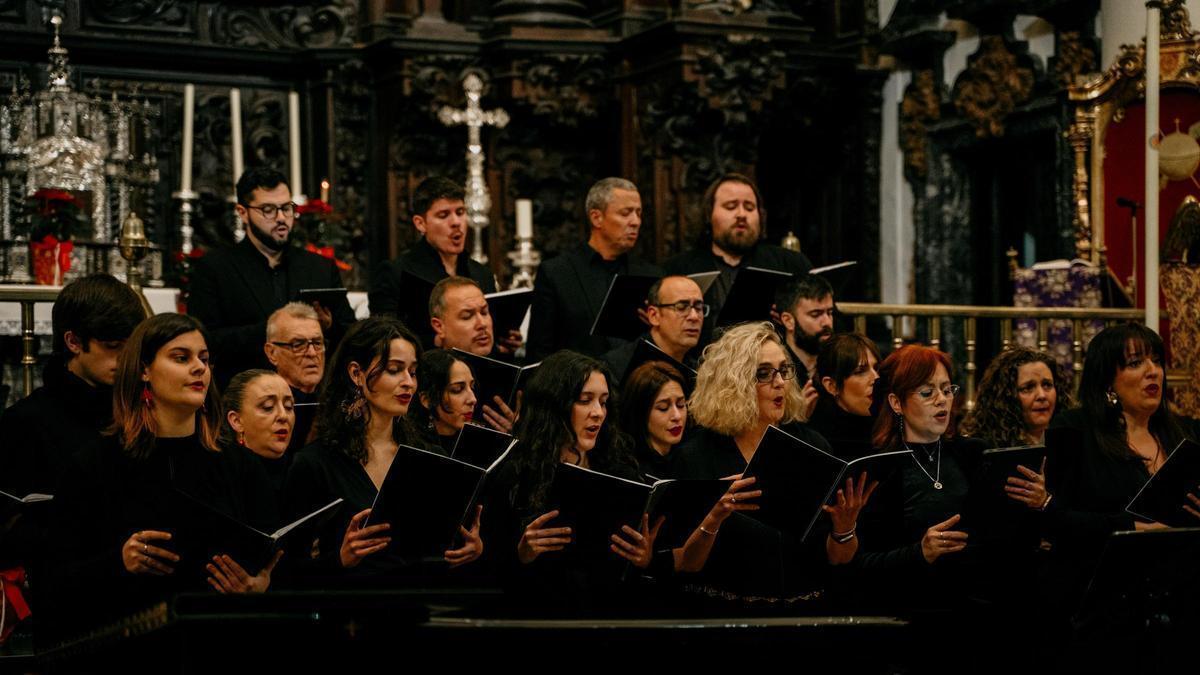 Imagen del concierto de Navidad 2025 del Coro Ziryab en la parroquia de la Compañía.