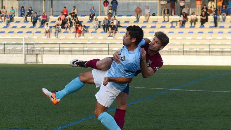 Un lance del encuentro entre el Moaña y el Pontevedra disputado este mes en O Casal. // G. Núñez