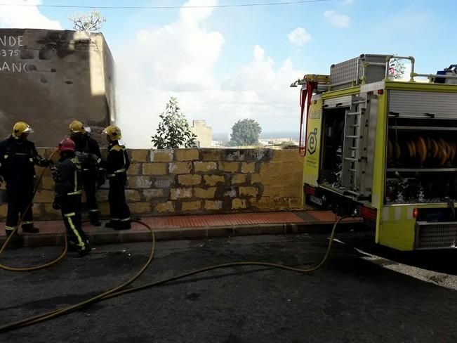 Incendio de una vivienda abandonada en el Ejido