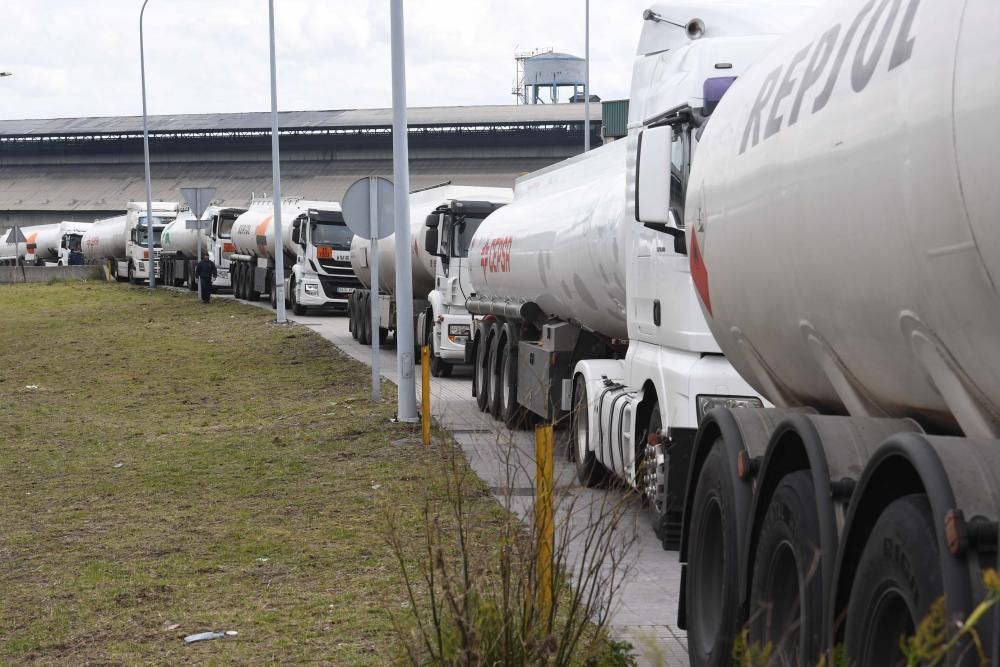 Varias veces al mes los transportistas ocupan las aceras mientras esperan para entrar a CLH.