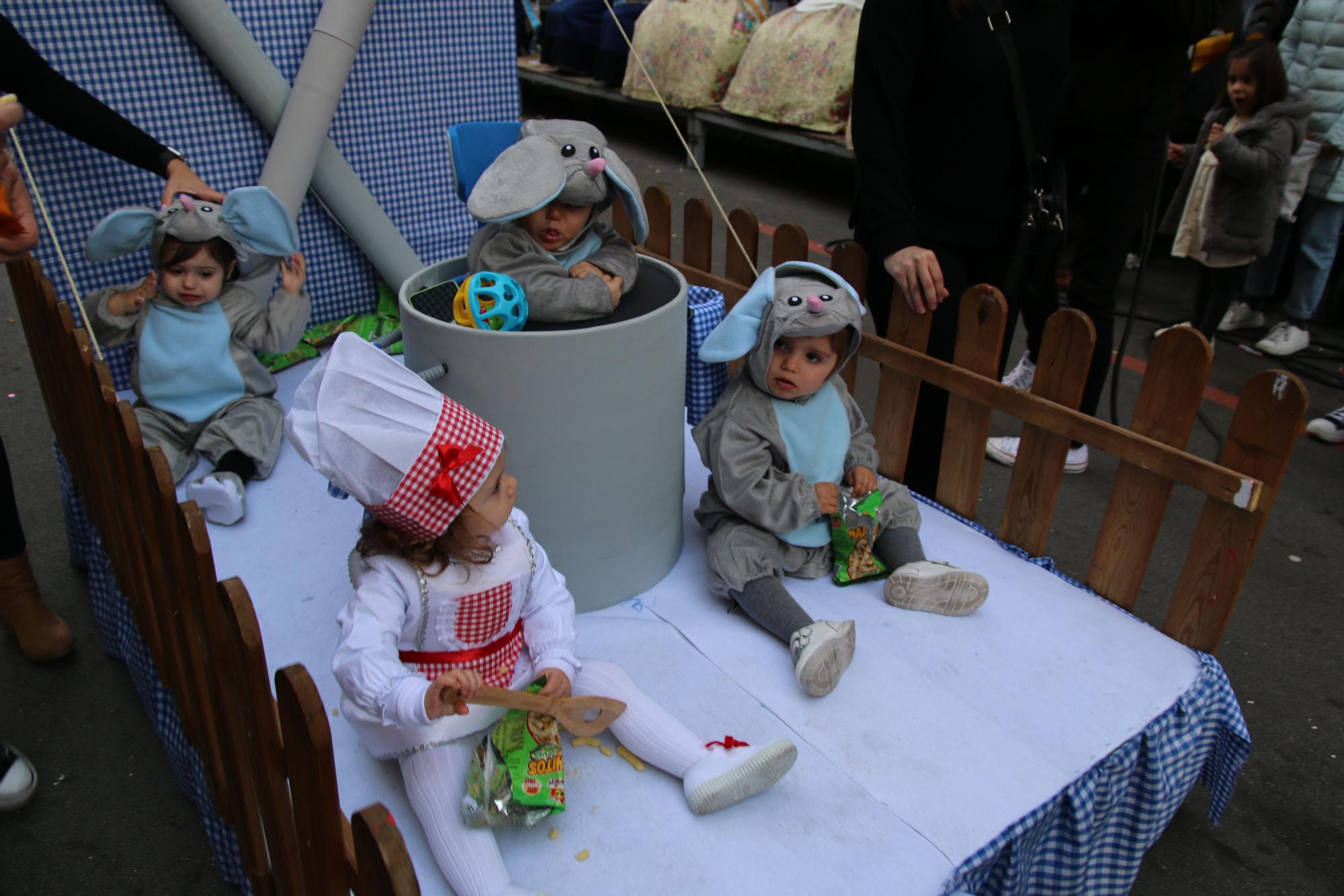 Búscate en las fotos del premio al Barri València en la cabalgata del Ninot infantil de Burriana