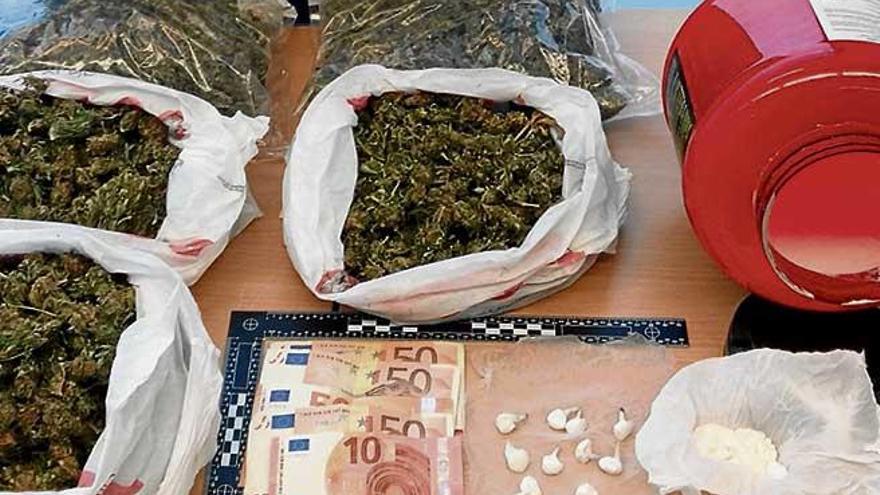 Droga y dinero intervenidos por la Policía Nacional.