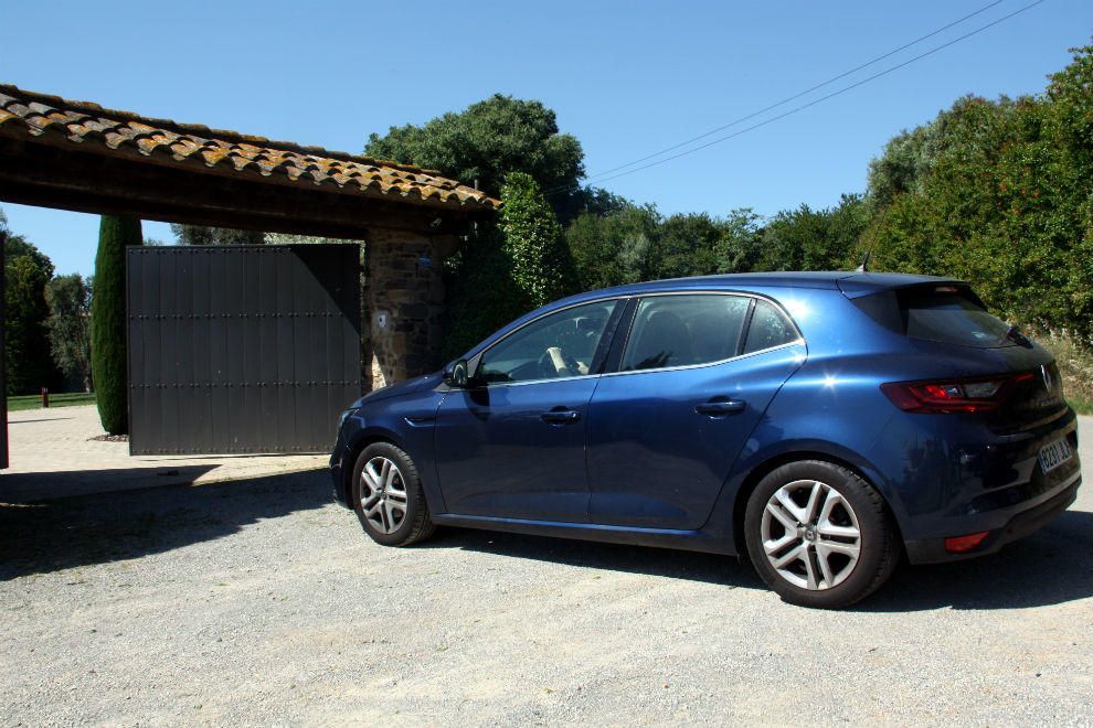 Un vehicle policial accedint a la casa de Sandro Rosell a Cassà de Pelràs, moment abans d'iniciar l'escorcoll