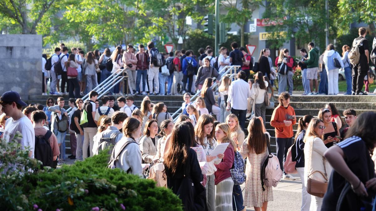 Estudiantes a su llegada al primer día de las pruebas de la Evaluación del Bachillerato para el Acceso a la Universidad (EBAU).