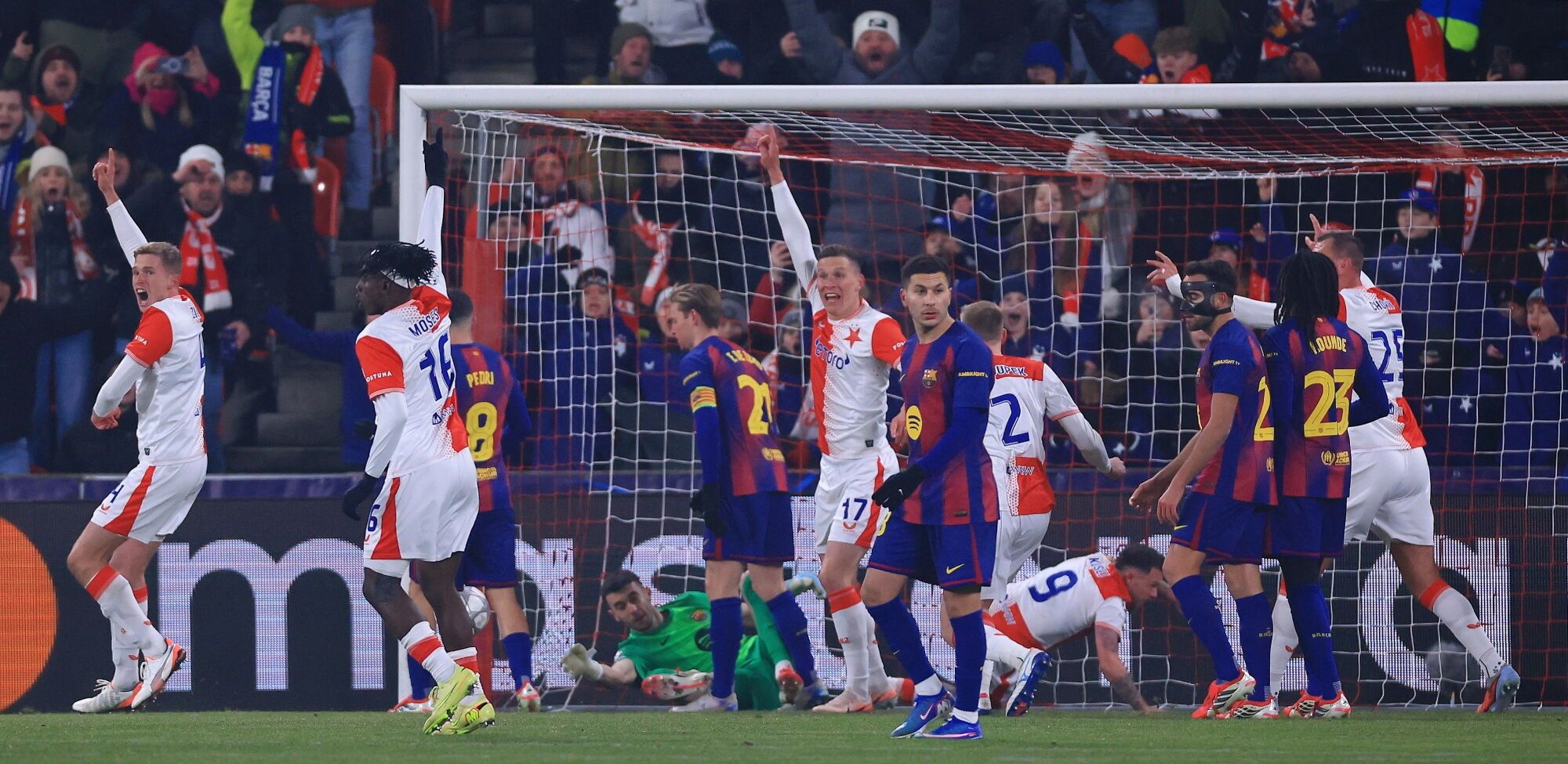 PRAGUE (Czech Republic), 21/01/2026.- Slavia players (white and red) celebrate after Vasil Kusej (C-down) scored the 1-goal during the UEFA Champions League match between SK Slavia Praha and FC Barcelona, in Prague, Czechia, 21 January 2026. (Liga de Campeones, Praga) EFE/EPA/MARTIN DIVISEK