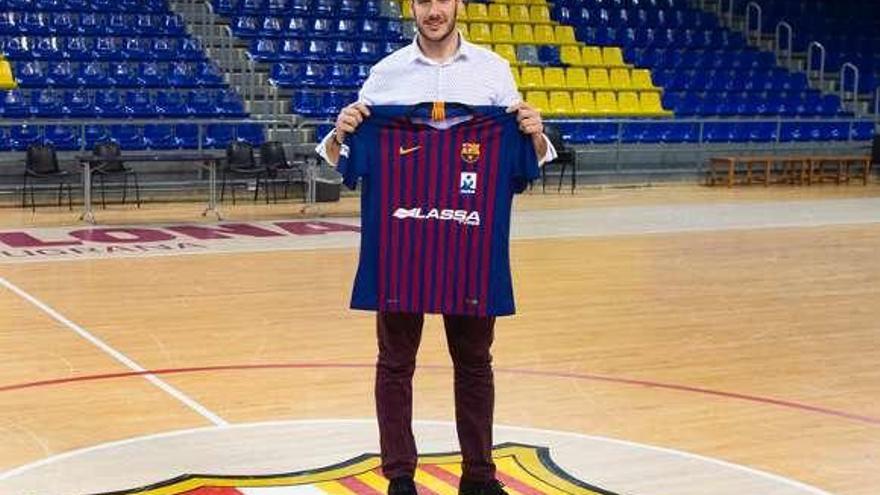 Abel Serdio, con la camiseta del Barça, tras el anuncio de su fichaje.