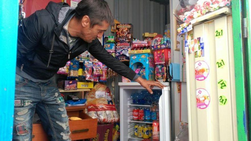 El &quot;quiosquero&quot;, en el interior de su local en Alcañices