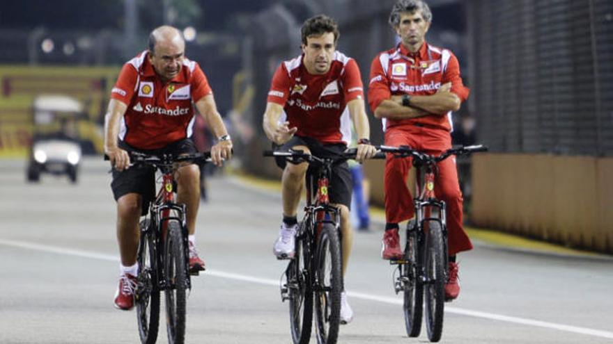 Fernando Alonso, con el presidente del Santander y su fisioterapeuta recorren en bicicleta el circuito de Singapur.