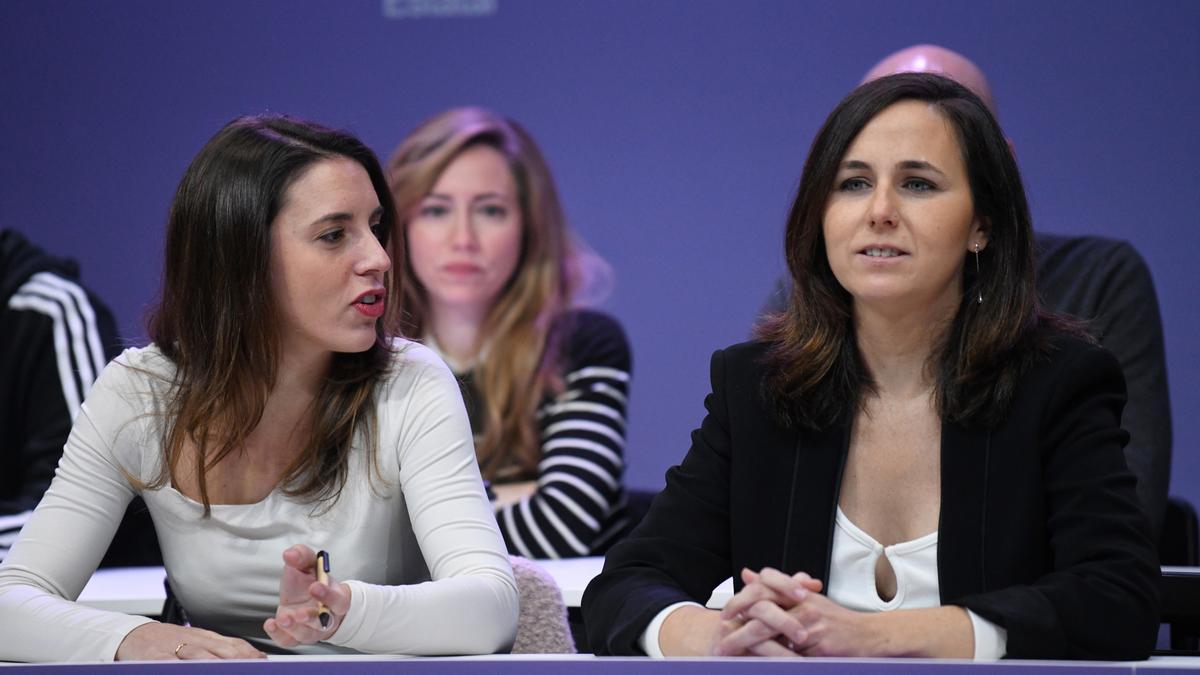 La ministra de Igualdad, Irene Montero, junto a Ione Belarra.