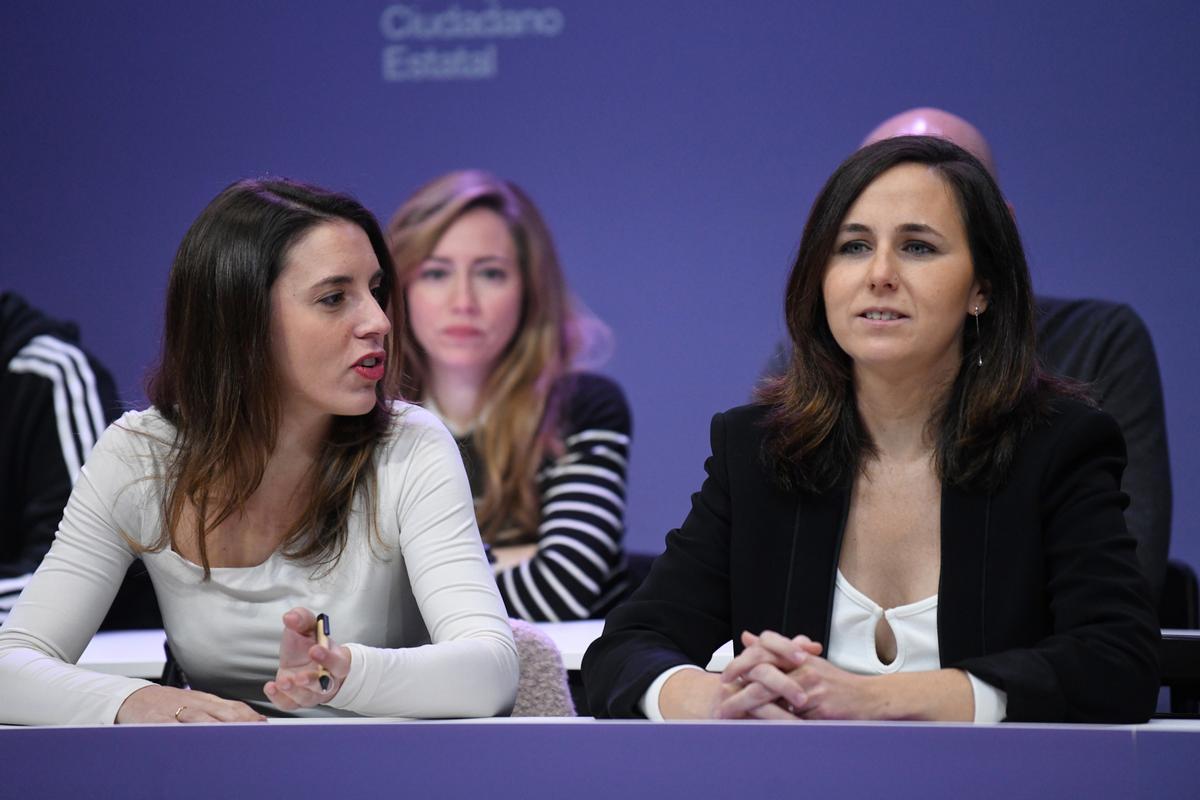 La ministra de Igualdad, Irene Montero, junto a Ione Belarra.