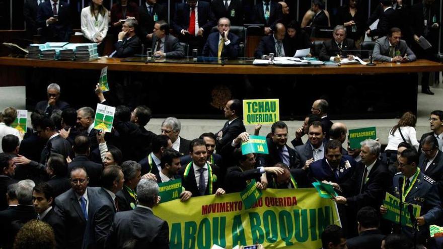 Diputados brasileños, con carteles a favor de la destitución de Rousseff, al comienzo de la sesión.