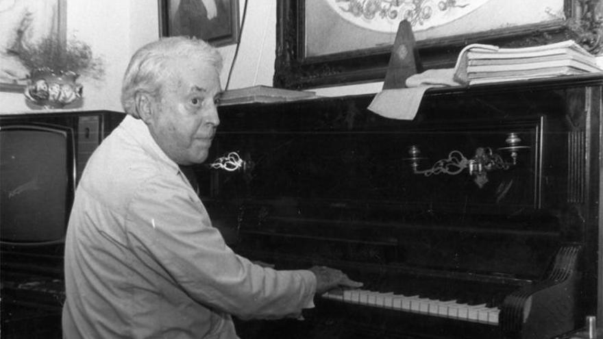 Rafael Dieste, sentado ao piano.   | // LA OPINION