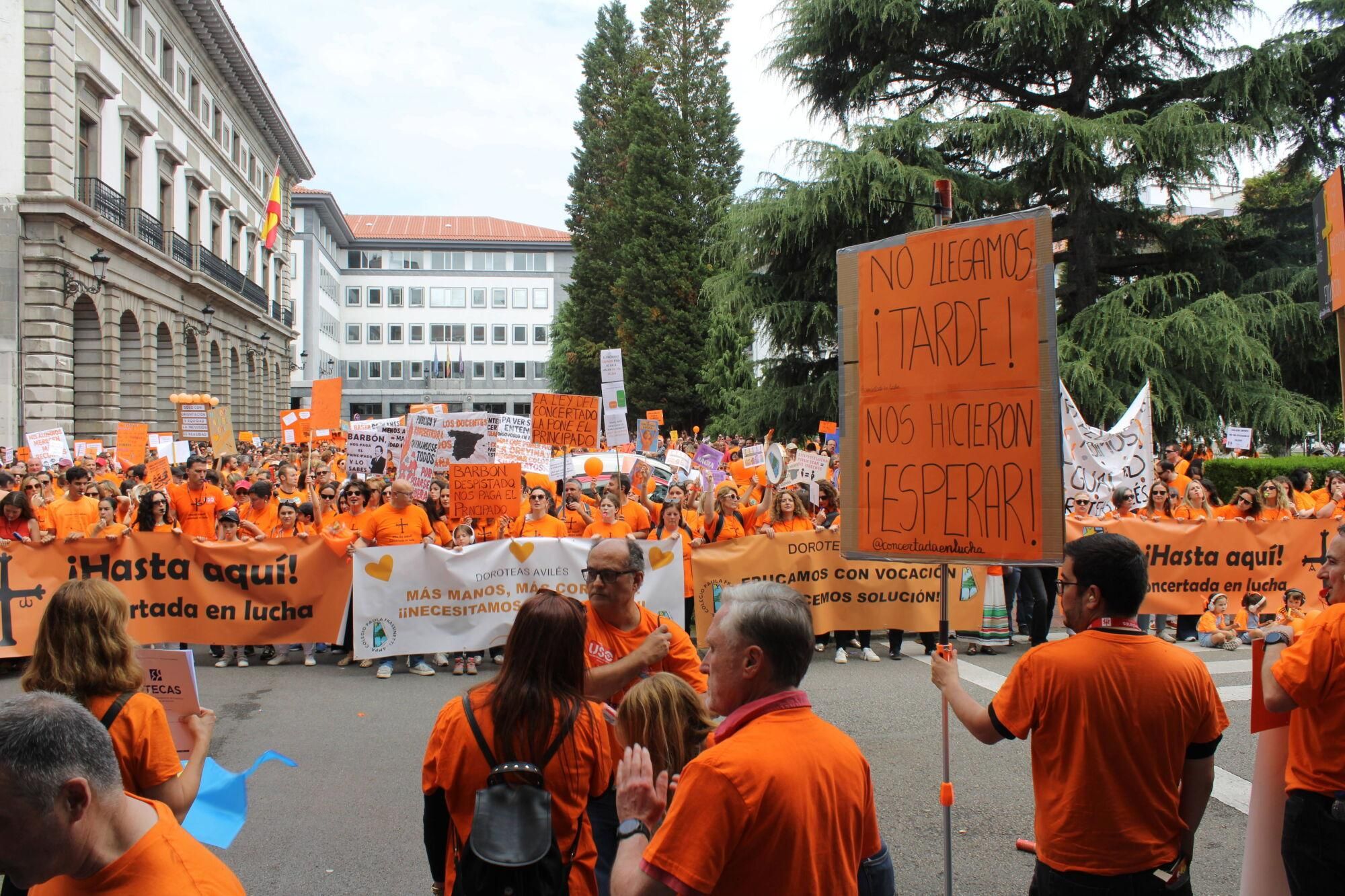 Así fue la multitudinaria marcha naranja de la concertada en Asturias
