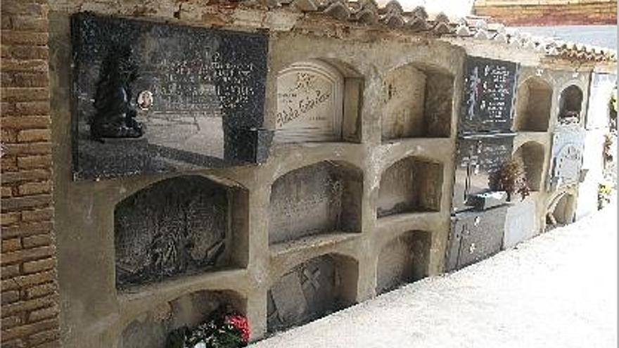 Nichos en la parte más antigua del cementerio municipal de Campanar.