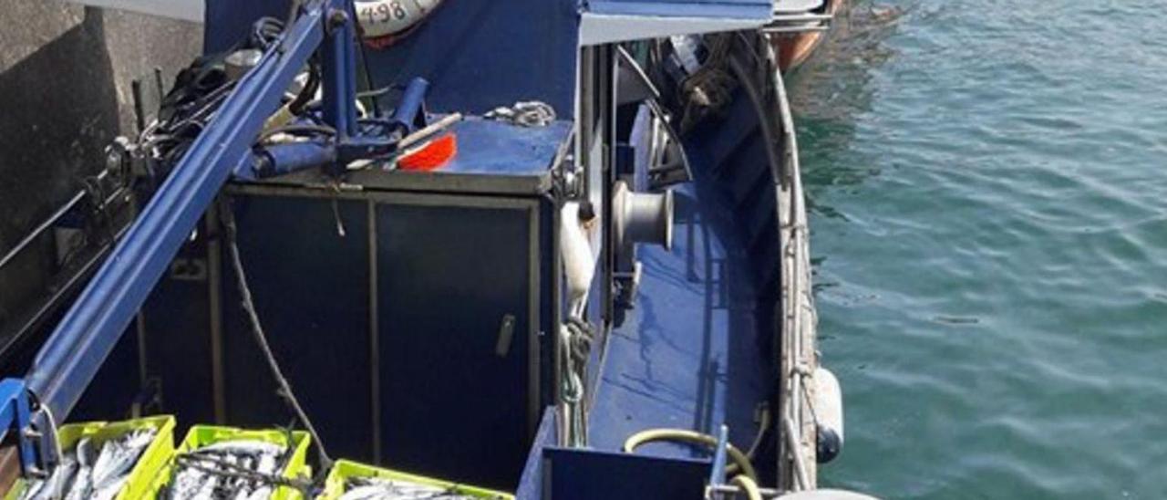 Barco de Cambados amarrado en una dársena asturiana tras capturar xarda.