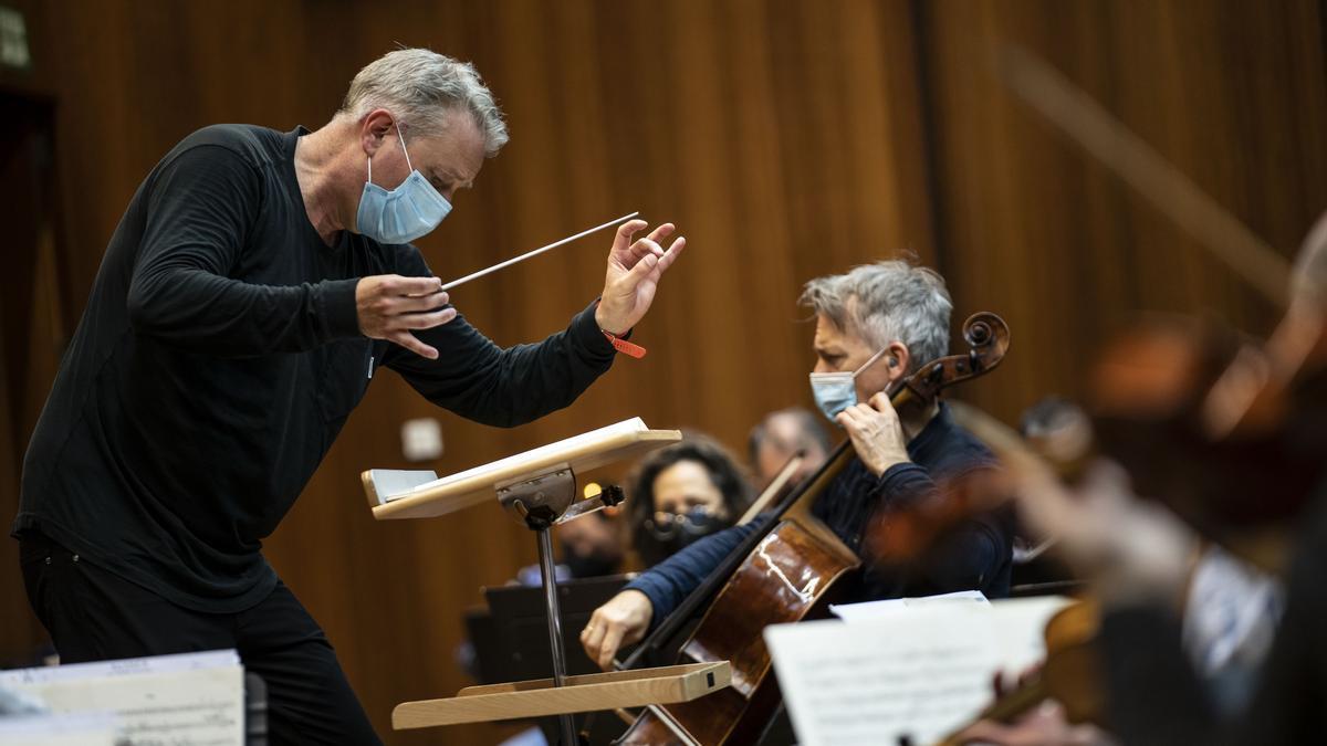 Alexander Liebreich durante su ensayo con la OV antes del concierto en la Lonja.