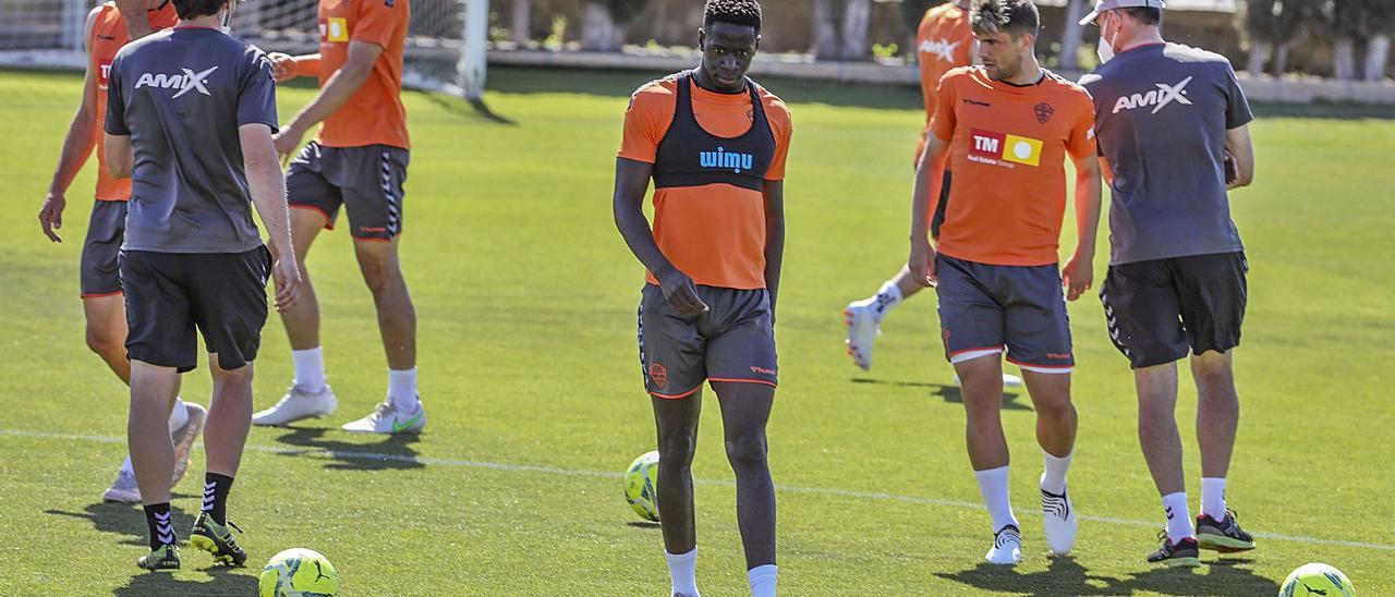 Los jugadores del Elche, durante el entrenamiento del pasado jueves en el campo Díez Iborra. | ANTONIO AMORÓS